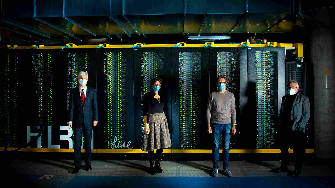 Prof. Uhlmann, Prof. Hofmann, Prof. Pokutta, Thomas Prinzler (v.l.n.r.) Im Hintergrund: Supercomputer "Lise" im Zuse-Institut Berlin. Foto: Gundula Krause.