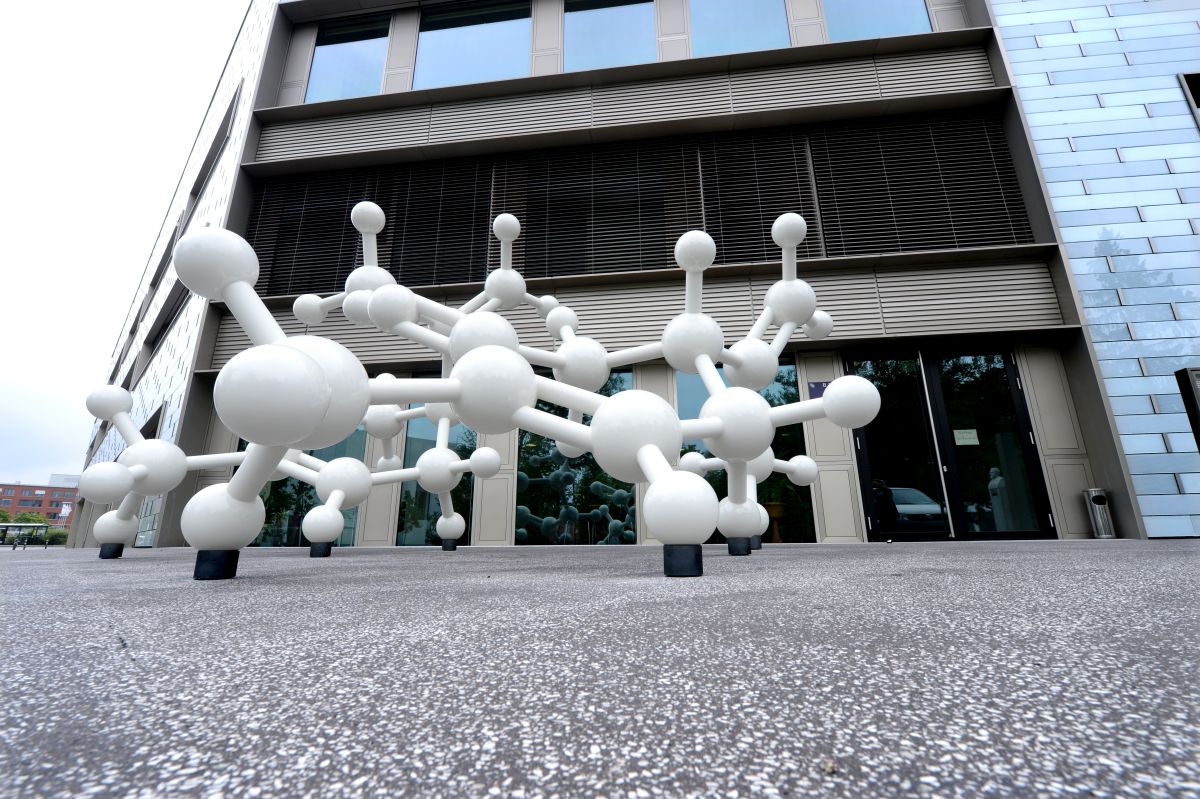 The sculpture in front of the Max Rubner House is part of Ulrike Mohr's artwork called "Händigkeit" and it symbolizes two chiral carvone molecules. Picture: Vera Glaßer