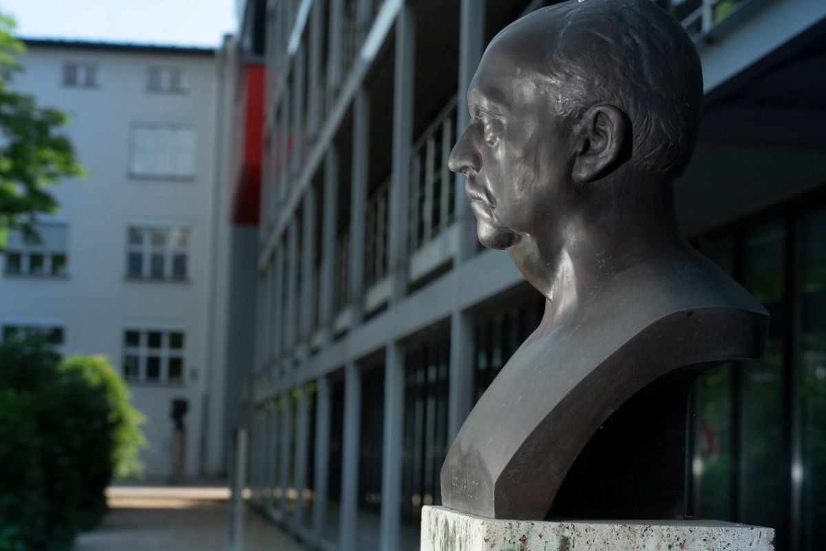 Porträt des Physikers und Physiologen Hermann von Helmholtz. Kopie einer Skulptur von Adolf v. Hildebrandt.