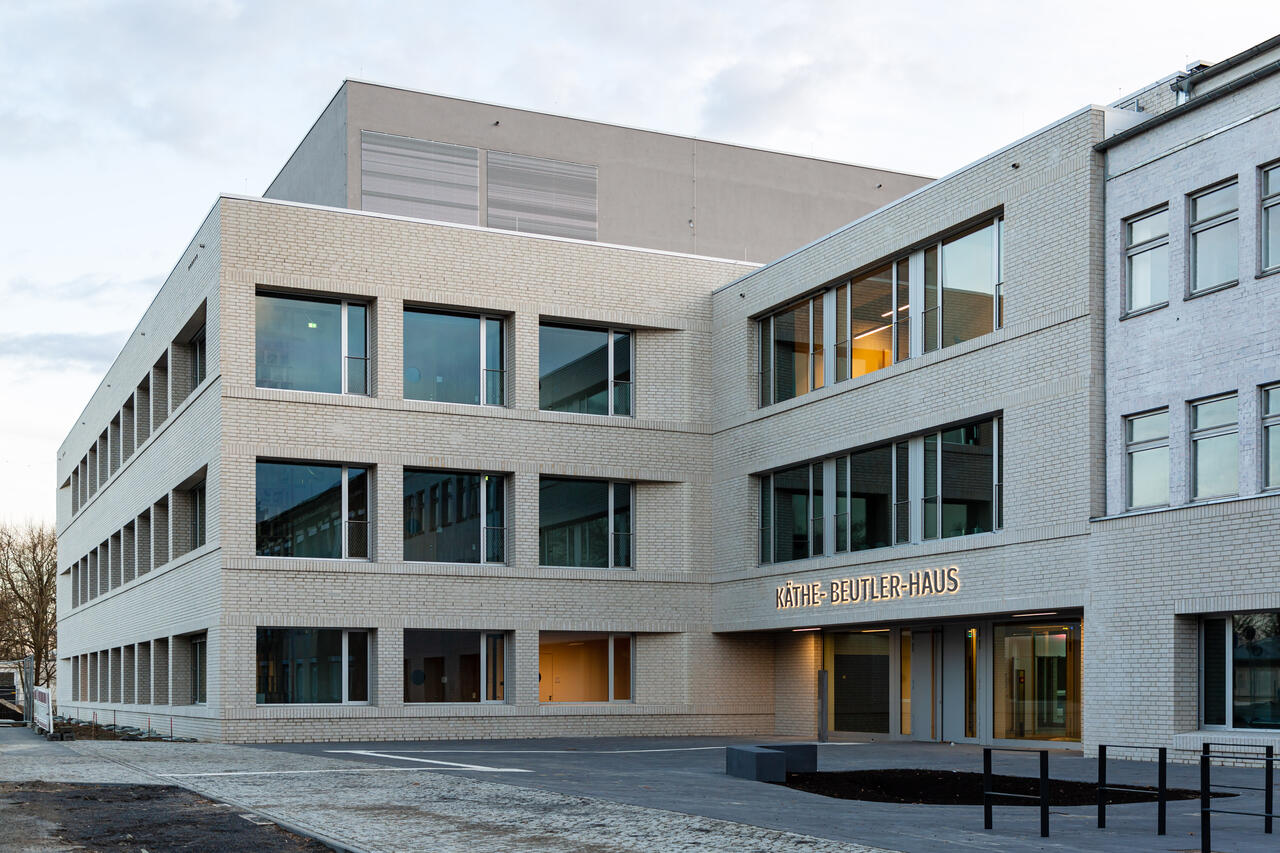 Blick auf den Vorplatz und Haupteingang des Käthe-Beutler-Hauses vom Lindenberger Weg aus © Felix Petermann, MDC