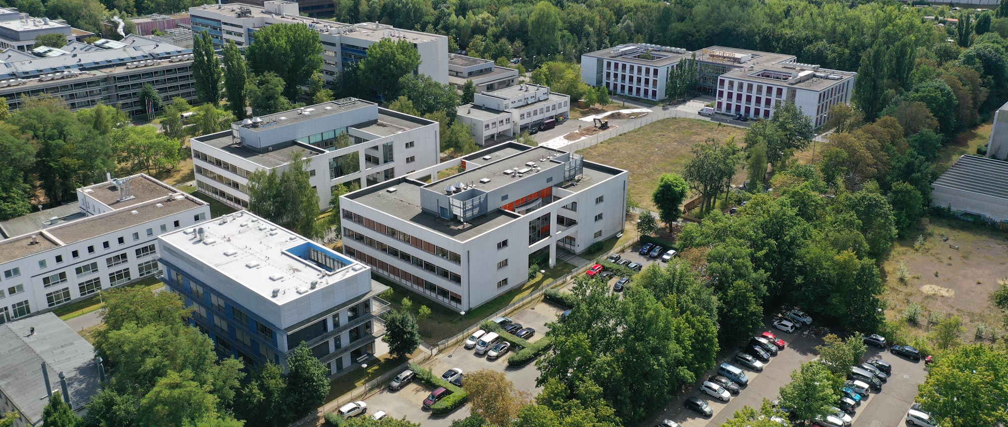 Luftaufnahme des Biotechparks mit den Häusern D85, D79, D80 und D82