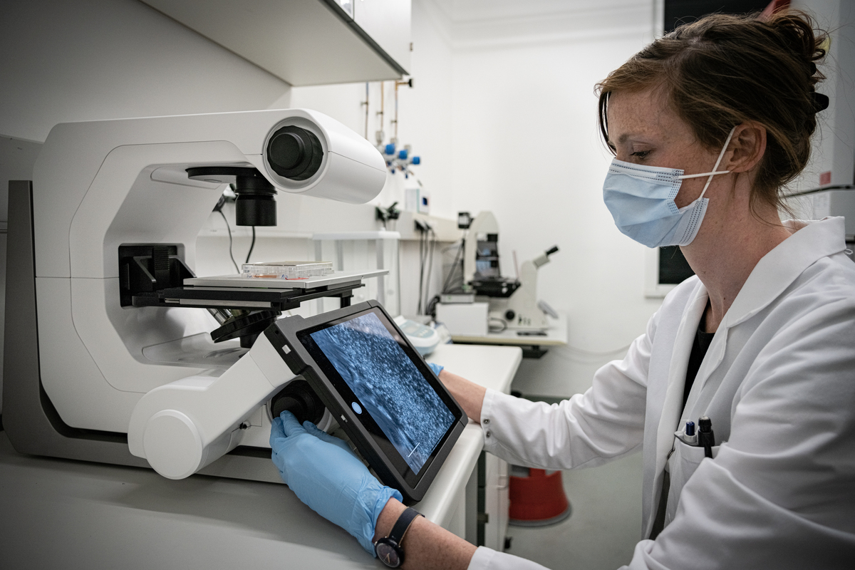 First author Dr. Vera Zywitza working in the laboratory. © Jan Zwilling, BioRescue