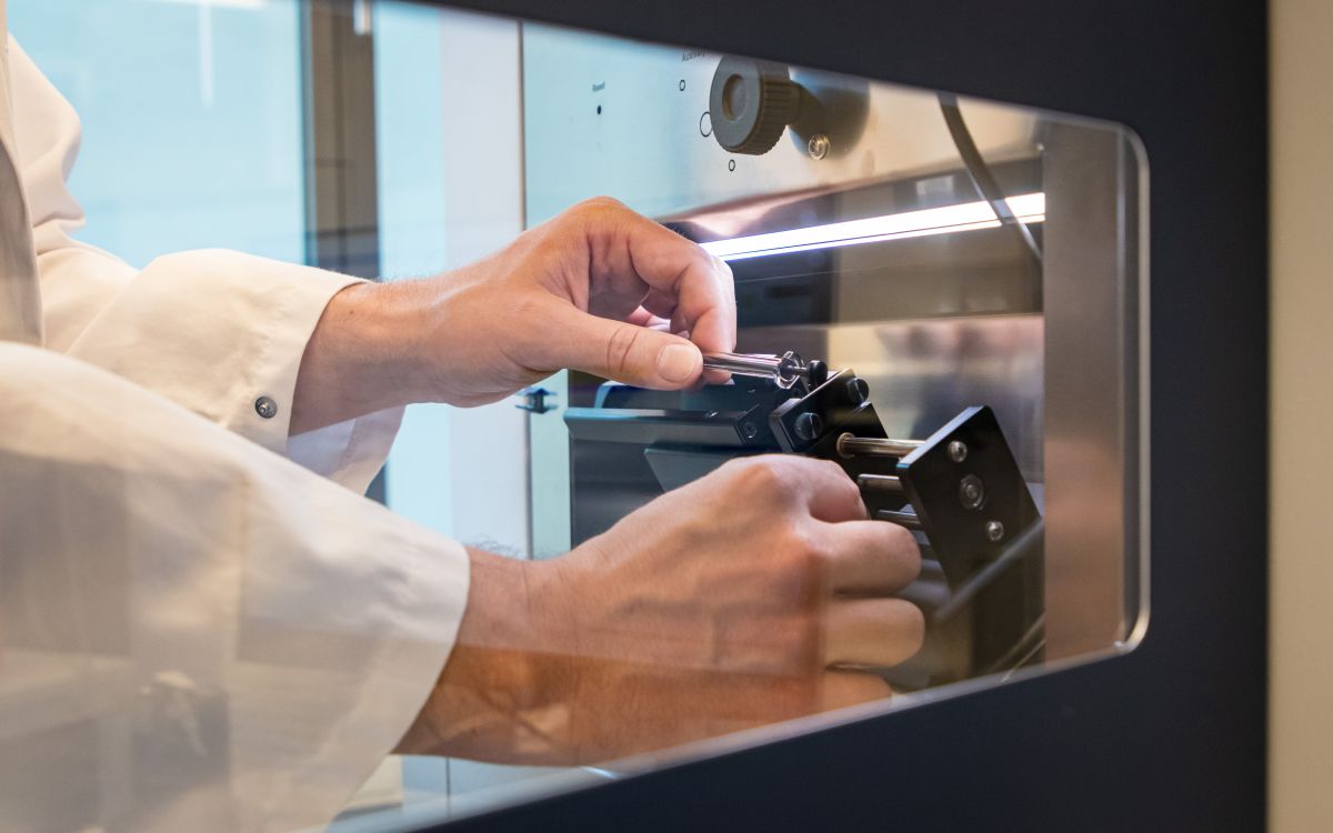 Vor der Proteomanalyse müssen die hochempfindlichen Massenspektrometer kalibriert werden. Foto: Felix Petermann, MDC