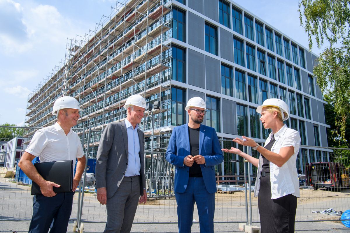 Dr. Ulrich Scheller, Senator Stephan Schwarz, Staatssekretär Michael Biel und Dr. Christina Quensel vor dem Gründerzentrum BerlinBioCube. Foto: Peter Himsel