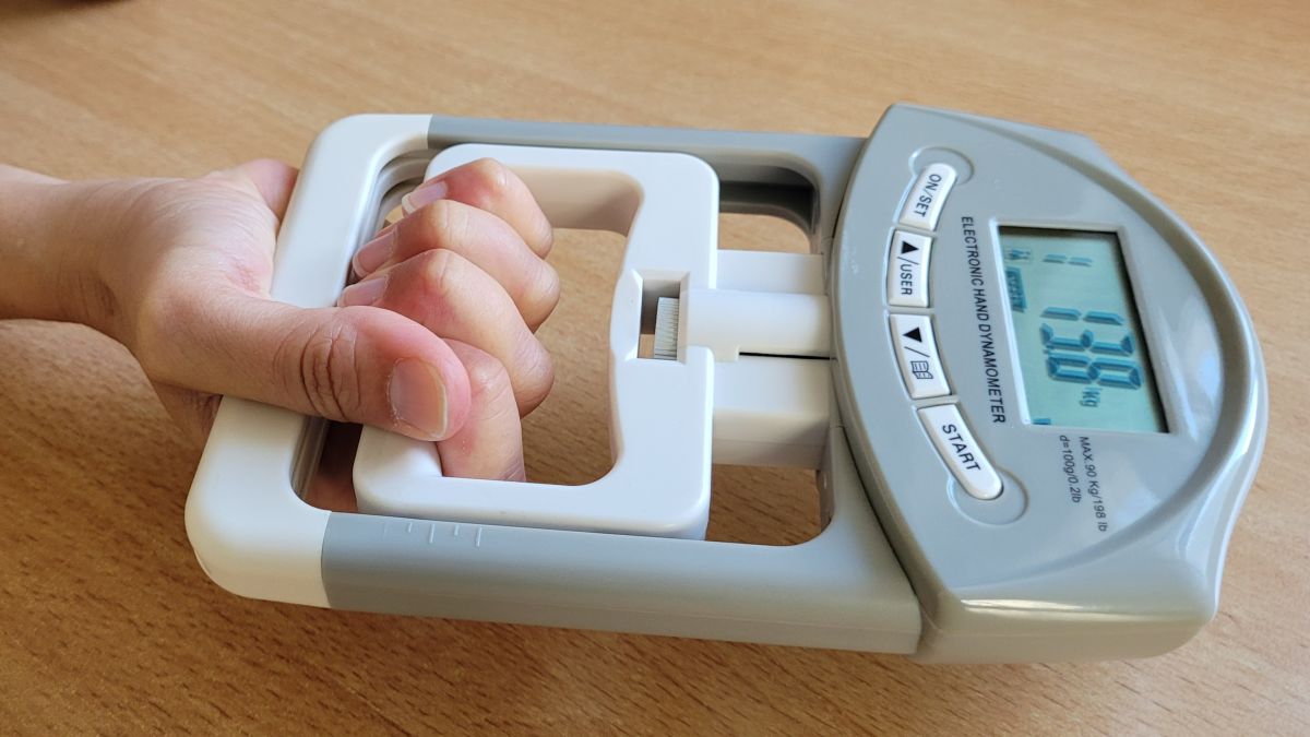 ME/CFS is characterized by weakness and/or excessive muscle weakness following activity. This device enables researchers to measure grip strength. © Anja Hagemann, Charité