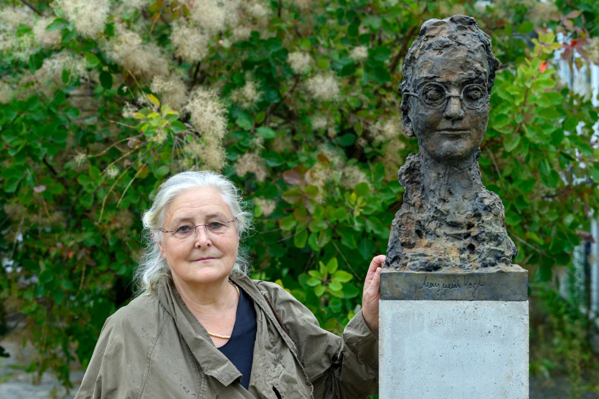 Künstlerin Anna Franziska Schwarzbach mit der von ihr gestalteten Büste von Marguerite Vogt. Foto: Peter Himsel
