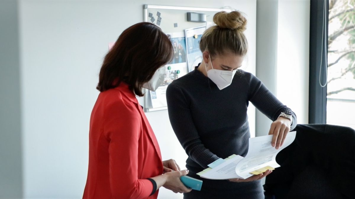 Management Assistent in an Office