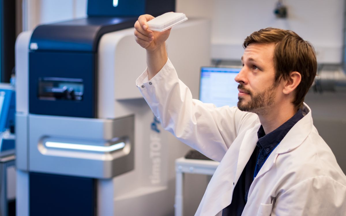 Dr. Fabian Coscia in the Lab. Photo: Felix Petermann, Max Delbrück Center