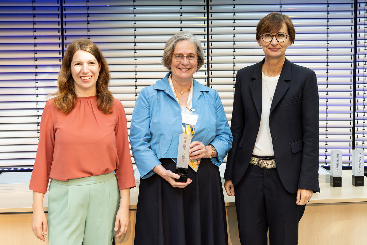 Auf der UNIPRENEURS Preisverleihung; v.l.n.r.: Anna Christmann, Simone Spuler, Bettina Stark-Watzinger © UNIPRENEURS