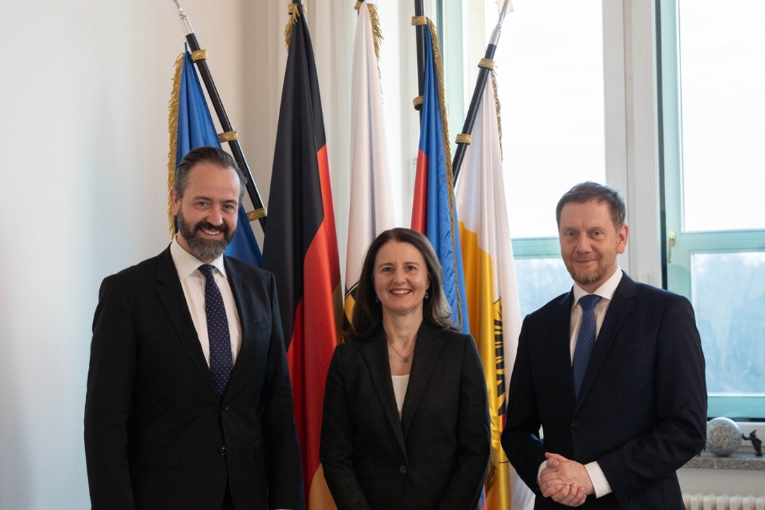 Heike Graßmann mit dem sächsischen Ministerpräsidenten Michael Kretschmer (rechts) und dem sächsischen Staatsminister für Wissenschaft Stefan Gemkow (links). Foto: Sächsische Staatskanzlei