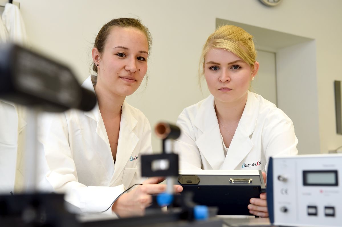 Experimentieren im Labor. Foto: Peter Himsel