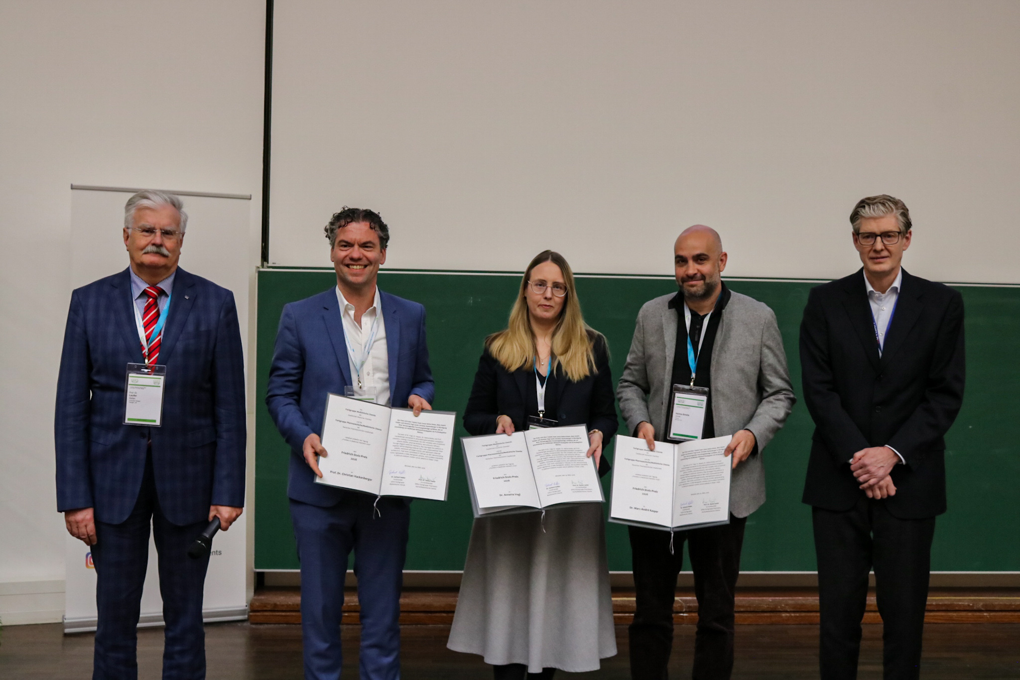 Awarded the Friedrich Stolz Prize: Prof. Dr. Stefan Laufer (GDCh), Prof. Dr. Christian Hackenberger, Dr. Annette Vogl, Dr. Jonas Helma-Smets and Dr. Franz von Nussbaum (from left to right). © GDCh